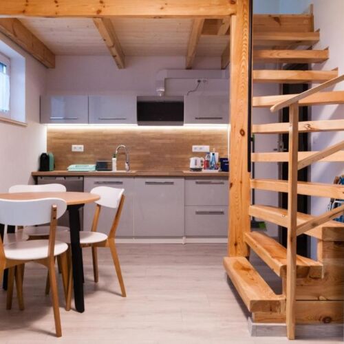 Apartament 4-osobowy na piętrze z antresolą z 2 pomieszczeniami sypialnianymi