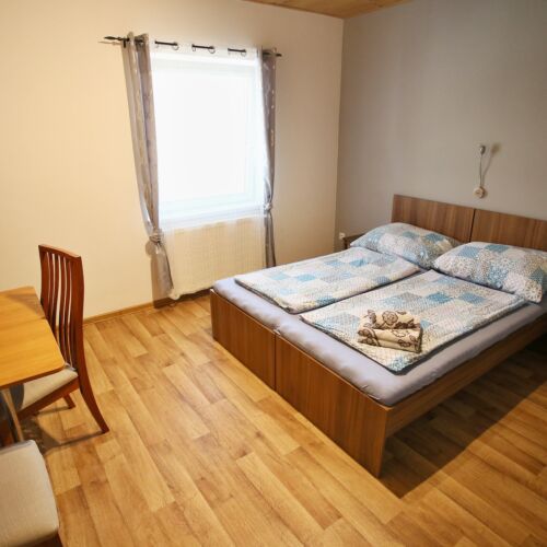 Pokoj s koupelnou tV s plochou obrazovkou pro 3 os.