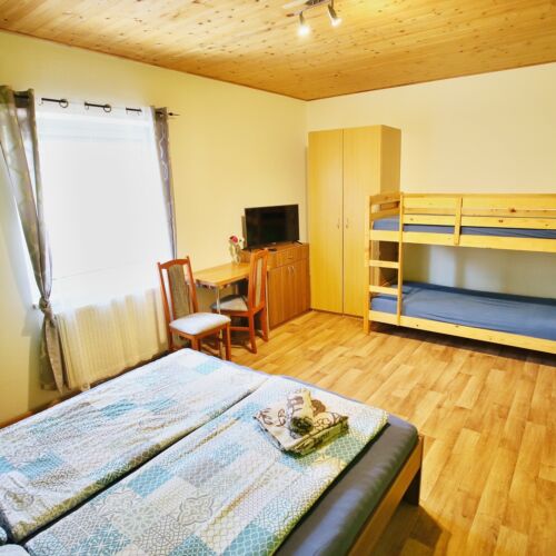 Pokoj s koupelnou se společnou kuchyňkou pro 4 os.