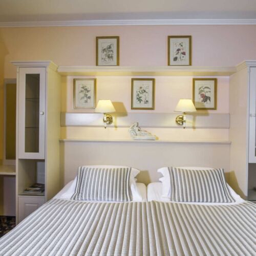 Standard Twin Room with Bathtub