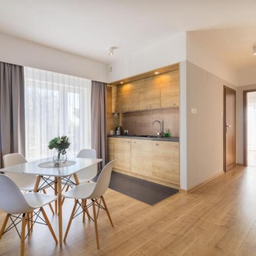 Apartament 4-osobowy pokój od strony basenu z widokiem na jezioro z 2 pomieszczeniami sypialnianymi