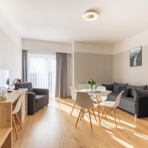 Apartament 4-osobowy na piętrze z widokiem na jezioro z 2 pomieszczeniami sypialnianymi (możliwa dostawka)
