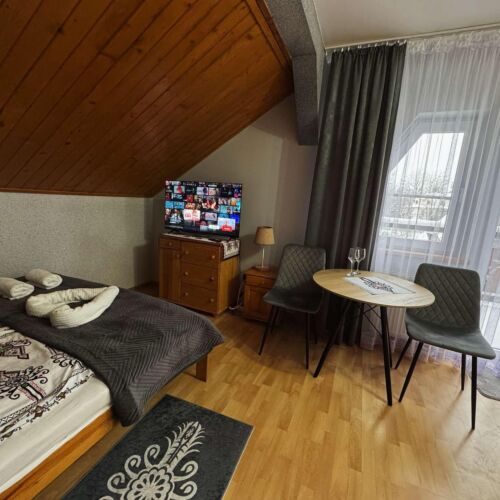 Pokój 3-osobowy z balkonem z widokiem na góry