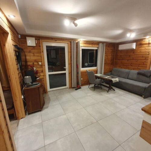 Cabană cu aer condiționat cu bucătărie proprie pentru 6 pers. (se inchirieaza doar integral)