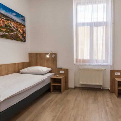 Pokoj se společnou koupelnou  pro 2 os.