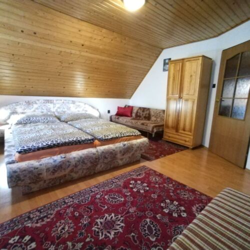 Apartament la etaj la mansardă pentru 8 pers. (se inchirieaza doar integral)