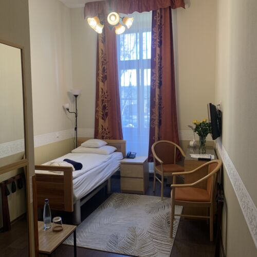 Camera single la parter cu vedere spre parc