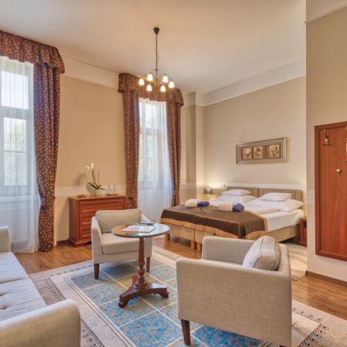 Camera tripla la etaj cu vedere spre parc