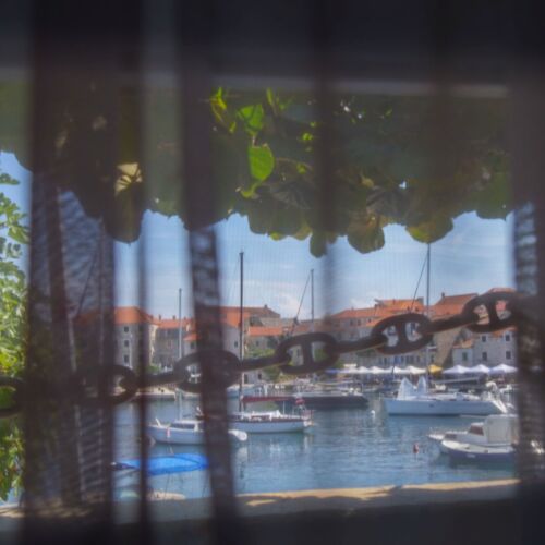 Apartament la parter cu vedere spre mare cu 1 camera pentru 2 pers.