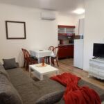 Apartament design la parter cu 2 camere pentru 4 pers.