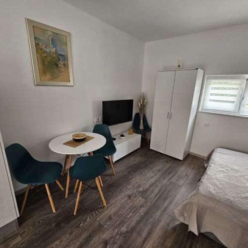 Apartament la parter cu aer condiționat cu 1 camera pentru 2 pers. (se poate solicita pat suplimentar)