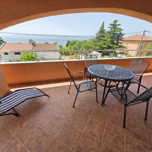 Apartman s klimatizací s terasou pro 4 os. se 2 ložnicemi (s možností přistýlky)