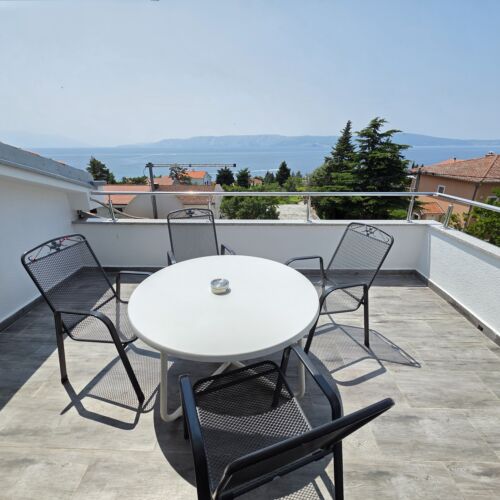 Apartman s terasou pro 8 os. se 4 ložnicemi s výhledem na moře