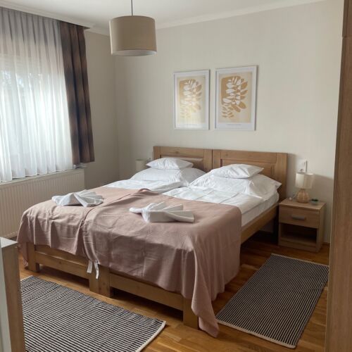 Apartament întreaga unitate cu vedere spre grădină cu 2 camere pentru 4 pers.