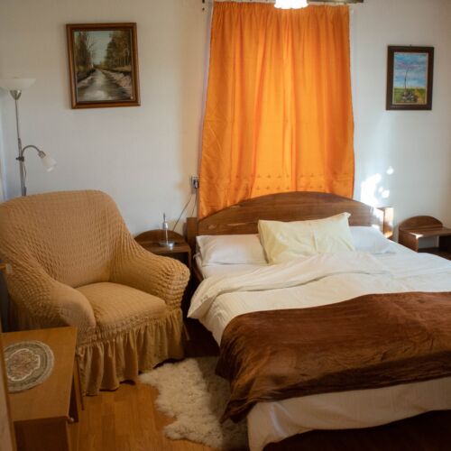 Yard View Family House for 11 Persons