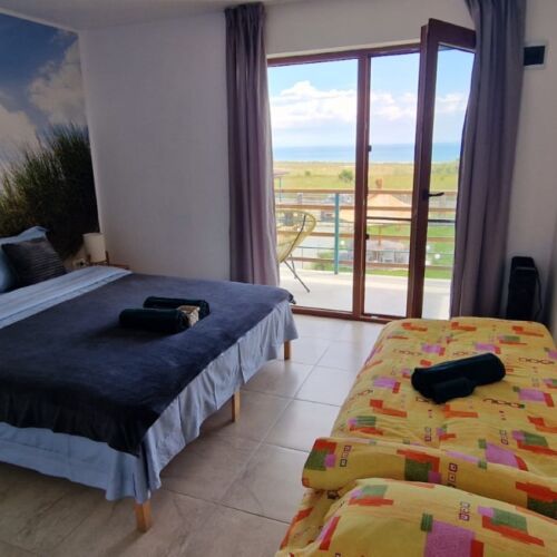 Camera tripla la etaj cu vedere spre mare