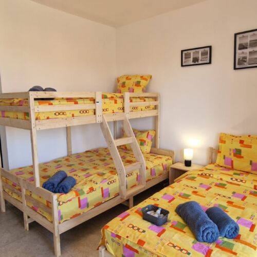 Camera tripla la parter cu vedere spre mare