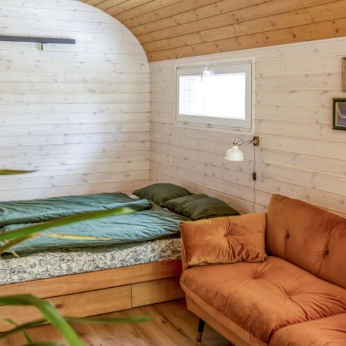 Întreaga unitate la parter întreaga unitate pentru 2 pers. (se inchirieaza doar integral)