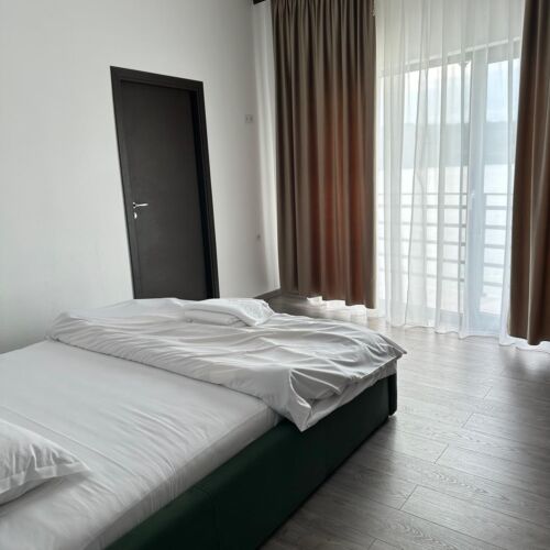 Apartman pro 4 os. se 2 ložnicemi s výhledem na řeku na poschodí