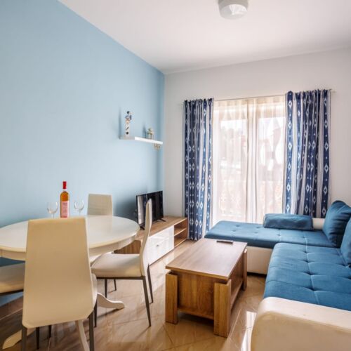 Apartament cu balcon cu vedere parțială spre mare cu 2 camere pentru 4 pers.