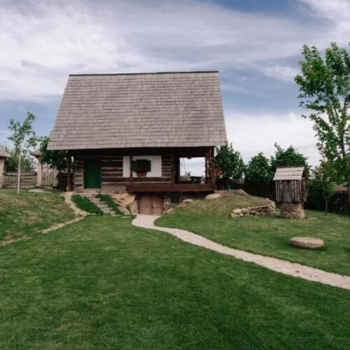 Cabană pentru 2 pers. (se inchirieaza doar integral)