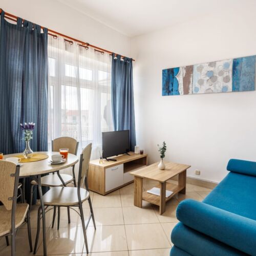 Apartament cu balcon cu vedere parțială spre mare cu 2 camere pentru 4 pers.