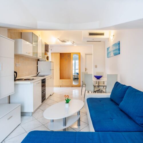 Apartament cu balcon cu vedere spre mare cu 2 camere pentru 4 pers.