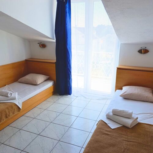 Camera tripla confort cu vedere parțială spre mare