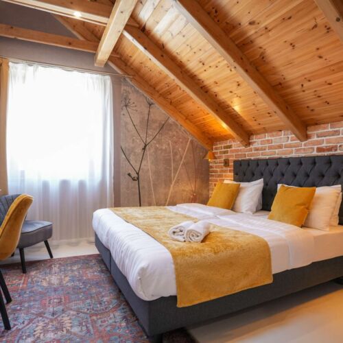 Classic Pokoj s manželskou postelí na poschodí