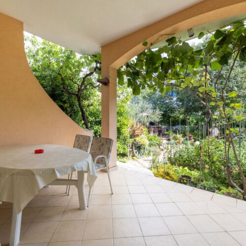 Apartament la parter cu aer condiționat cu 1 camera pentru 2 pers.