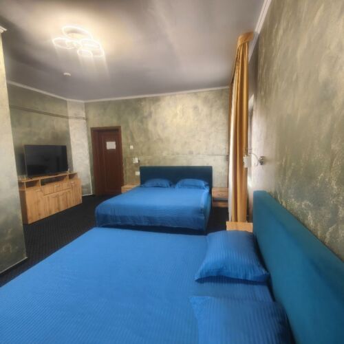 Camera cvadrupla king la etaj