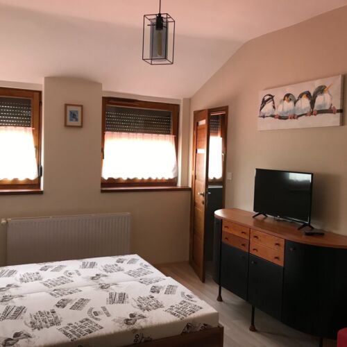 Pokoj s manželskou postelí na poschodí 