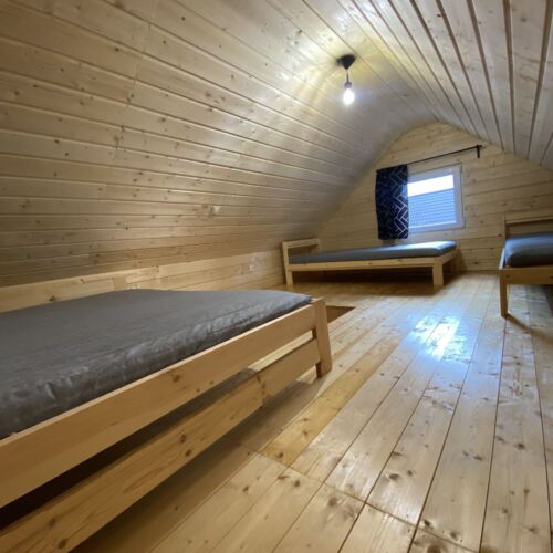 Domek drewniany 6-osobowy Classic z widokiem na ogród