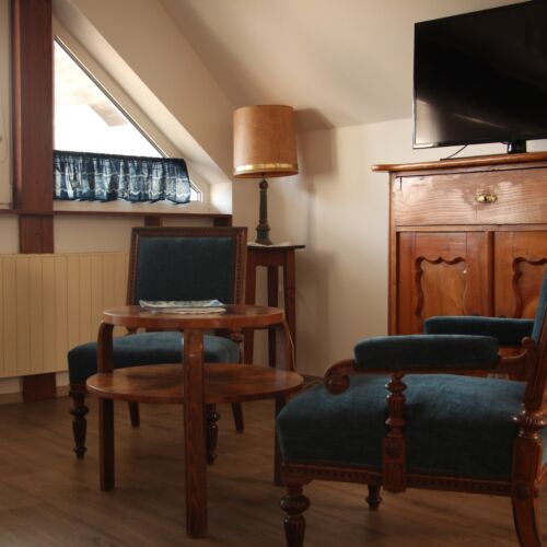 Pokoj s manželskou postelí s výhledem na město na poschodí