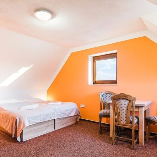 Pokój 4-osobowy z łazienką z widokiem na dziedziniec