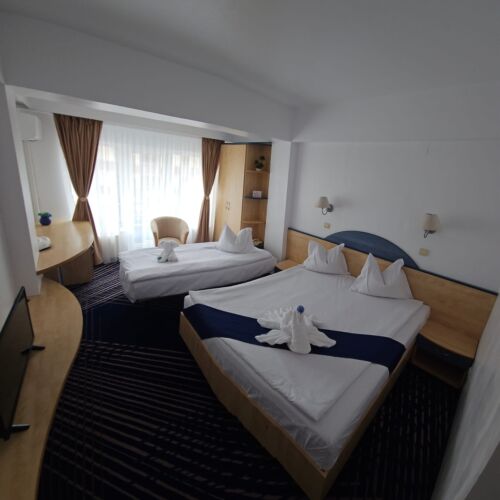 Camera dubla superior cu vedere parțială spre mare