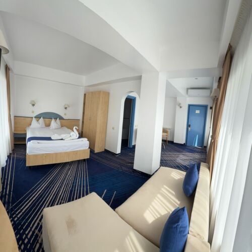 Camera dubla confort cu vedere parțială spre mare