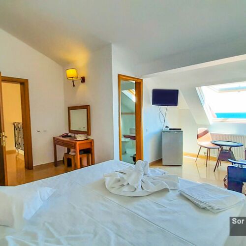 Camera cvadrupla la etaj