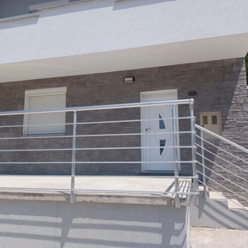 Apartament 3-osobowy z klimatyzacją z tarasem z 1 pomieszczeniem sypialnianym AS-21709-a