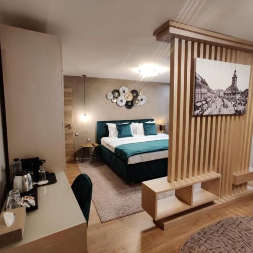 Camera tripla deluxe