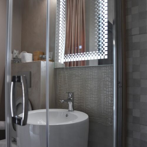 Camera dubla la parter lângă piscină