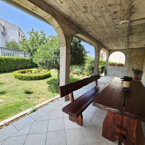 Sa terasom Sa vrtom apartman za 6 osoba(e) sa 3 spavaće(om) sobe(om)