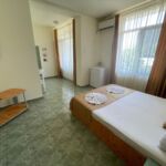 Camera dubla cu balcon cu vedere spre curte