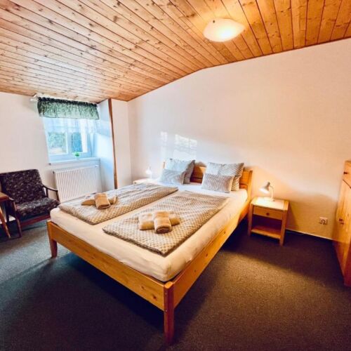 Pokoj s manželskou postelí