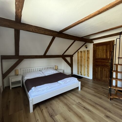 Upstairs 5 Person Room Mezonet
