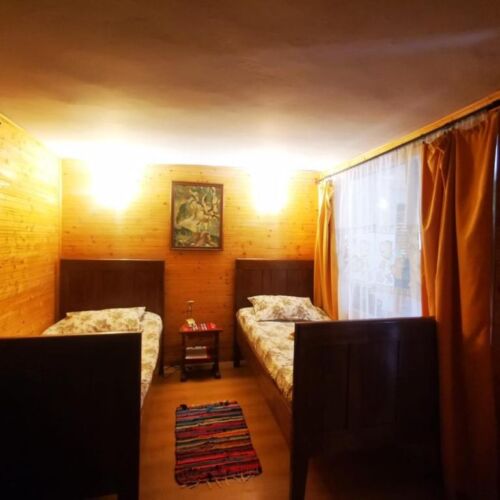 Camera twin economy cu baie comună