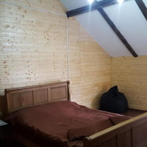 Camera dubla la mansardă cu vedere spre grădină (se poate solicita pat suplimentar)