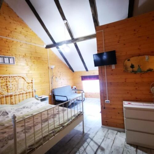 Camera dubla la etaj cu vedere spre munte