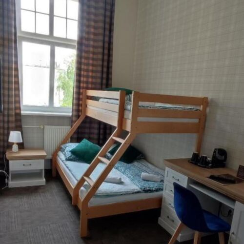 Camera tripla cu baie comună