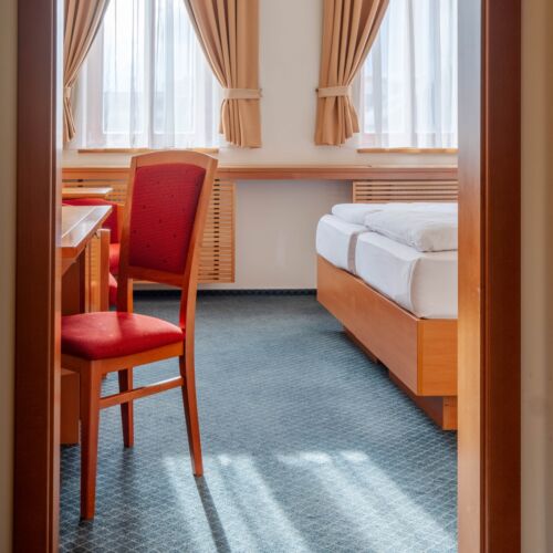 Pokoj s manželskou postelí s výhledem na město na poschodí